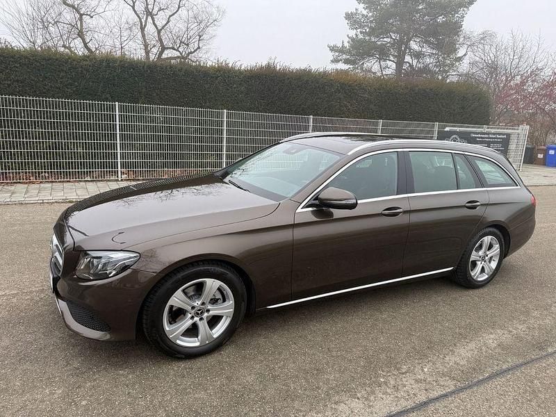 Gebraucht Mercedes E220 194 PS (142 kW) 2017 Citrinbraun metalliclack Kombi