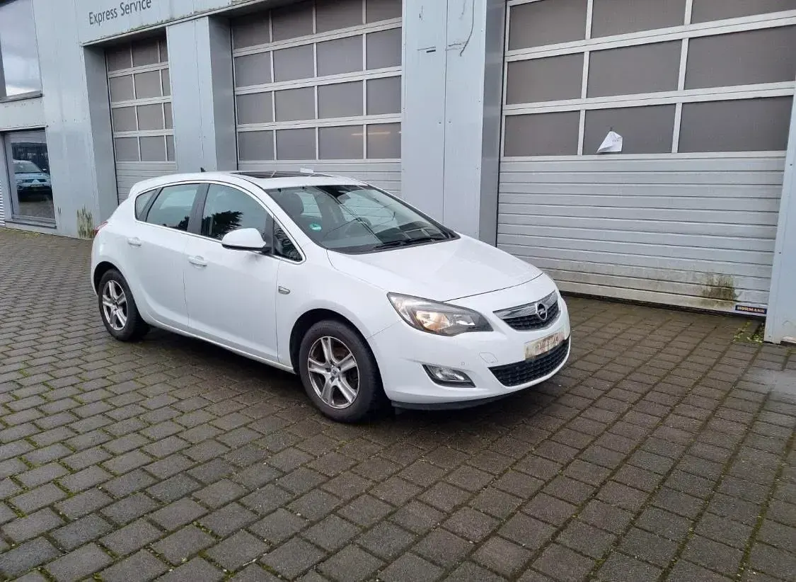 Używany Opel Astra 101 KM (74 kW) 2010 Biały Hatchback