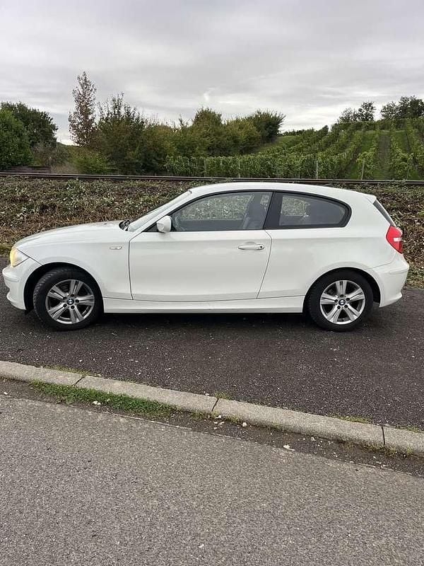 Weiß Gebraucht 2009 BMW 116 Kleinwagen | 3.950 € (Etwas zu teuer) - Bild 1/4