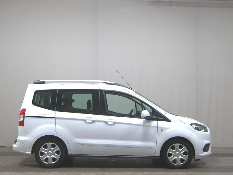 Weiss Gebraucht 2021 Ford Tourneo Courier Trend Van / Kleinbus | 9.780 € (Fairer Preis) - Bild 1/4
