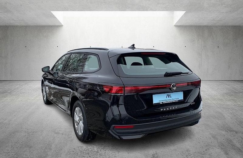 Neu VW Passat Basis 150 PS (110 kW) 2025 Schwarz Kombi