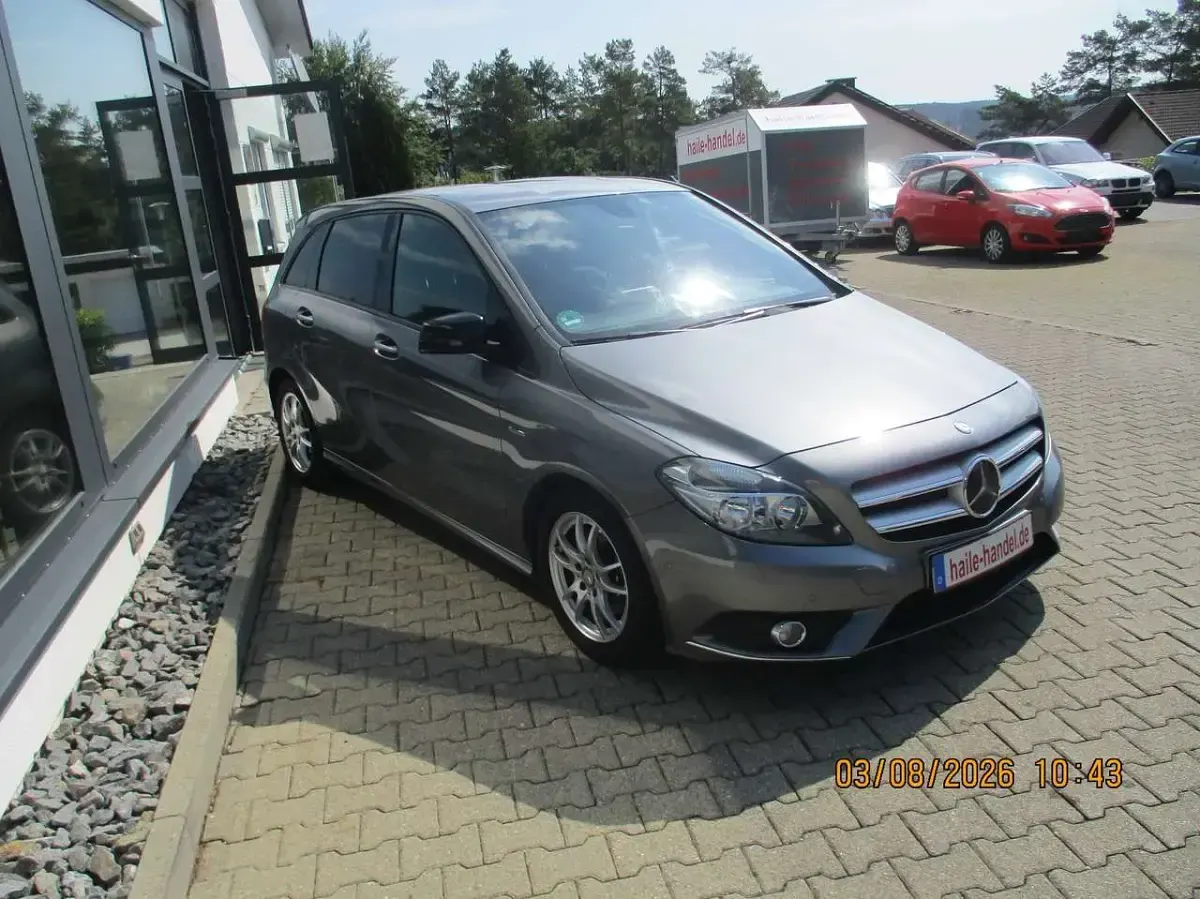 Gebraucht Mercedes B180 109 PS (80 kW) 2012 Mountaingrau  met. Kleinwagen