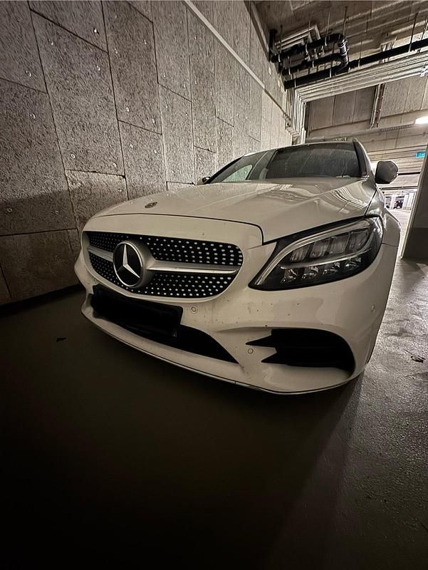 Weiß Gebraucht 2019 Mercedes C220 AMG line Kombi | 25.000 € - Bild 1/4