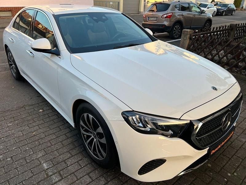 Gebraucht Mercedes E220 197 PS (144 kW) 2025 Weiß Limousine