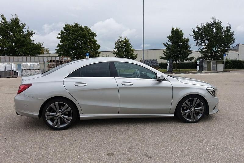 Silber Gebraucht 2018 Mercedes CLA220 Limousine | 14.390 € (Fairer Preis) - Bild 1/4