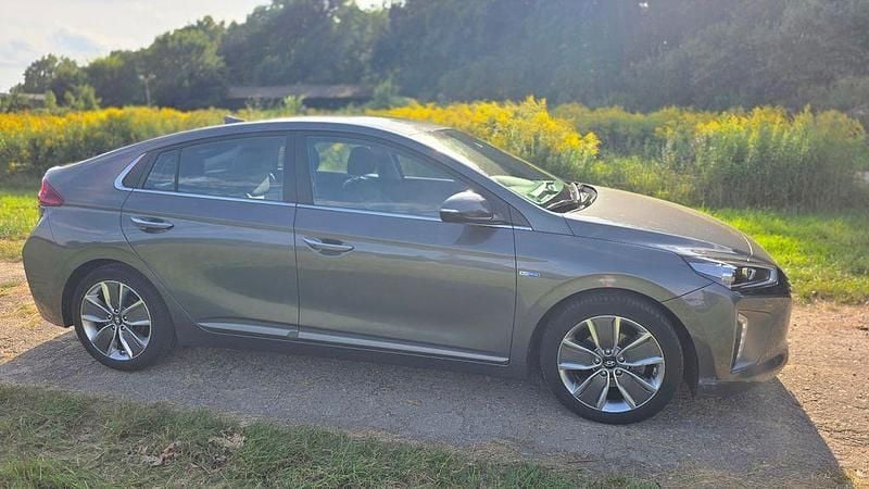 Grau Gebraucht 2017 Hyundai Ioniq Premium Limousine | 12.700 € (Superpreis) - Bild 1/4