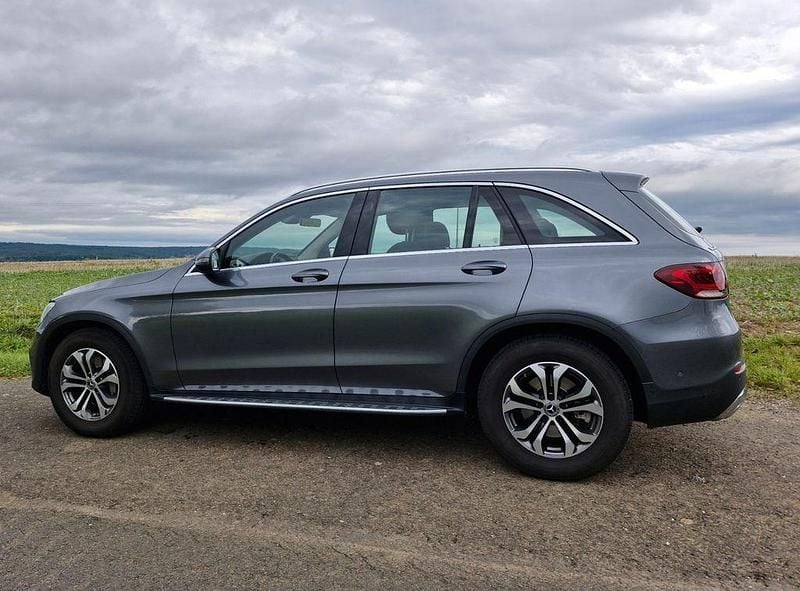 Grau Gebraucht 2020 Mercedes GLC200 SUV | 31.400 € (Superpreis) - Bild 1/4