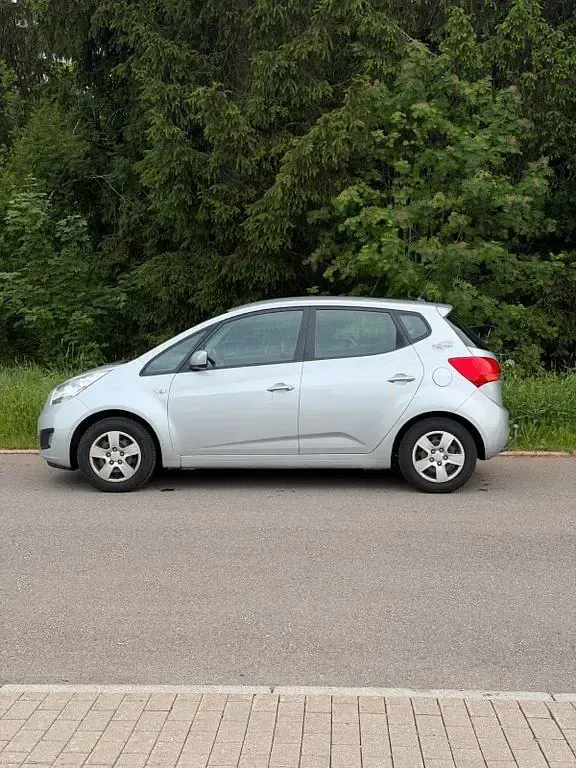 Gebraucht Kia Venga 90 PS (66 kW) 2012 Silber Kleinwagen