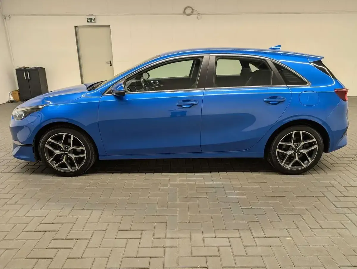 Gebraucht Kia Ceed Spirit 160 PS (117 kW) 2021 Blueflamemet. Kleinwagen