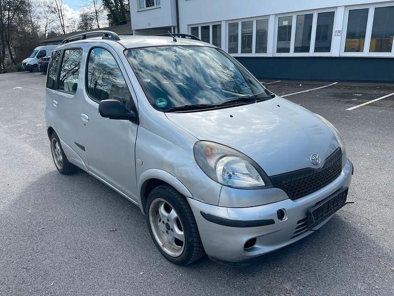 Gebraucht Toyota Yaris Sol 86 PS (63 kW) 2000 Silber Limousine