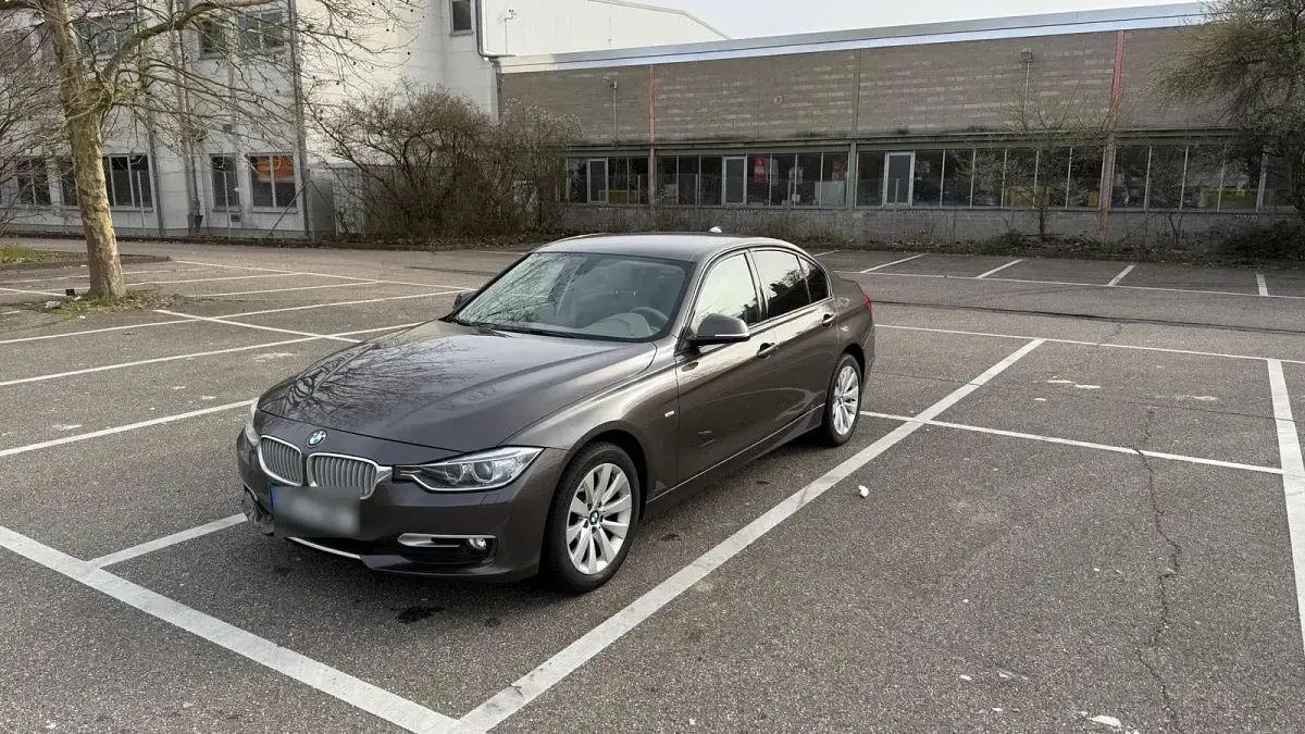 Usata BMW 318 143 CV (105 kW) 2012 Marrone Berlina