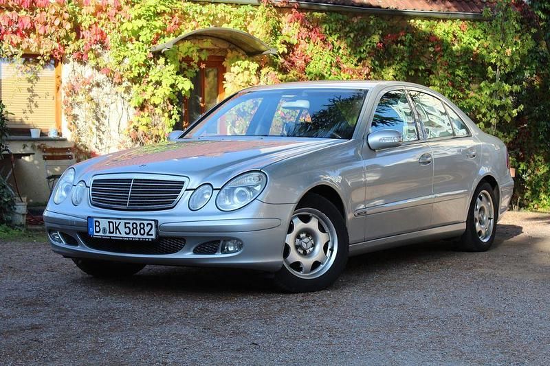 Silber Gebraucht 2004 Mercedes E200 Classic Limousine | 3.999 € (Fairer Preis) - Bild 1/4