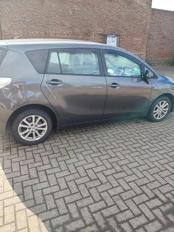 Gebraucht Toyota Verso 126 PS (92 kW) 2011 Grau Van / Kleinbus