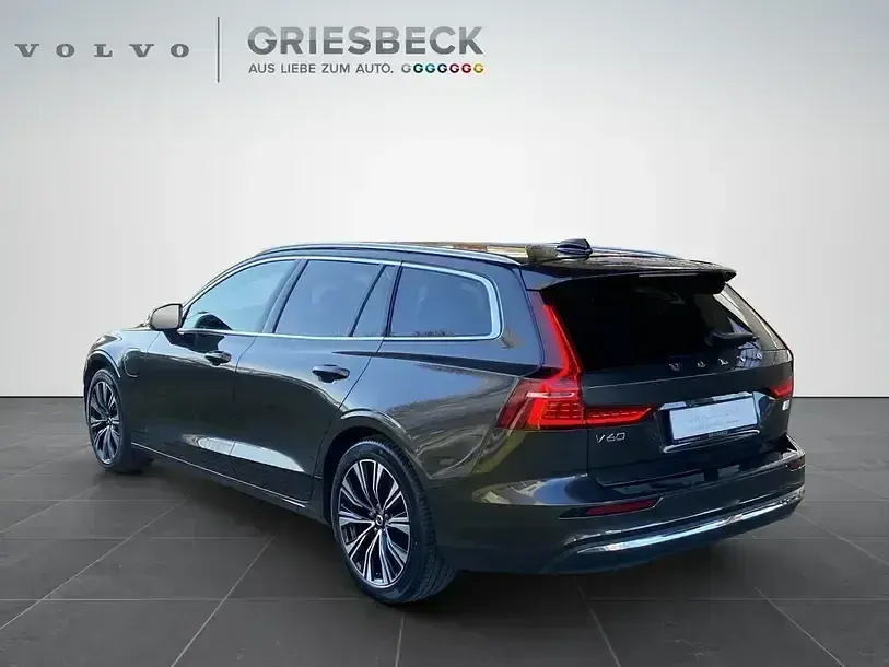 Gebraucht Volvo V60 Plus 455 PS (334 kW) 2022 Platinum grey / metallic Kombi