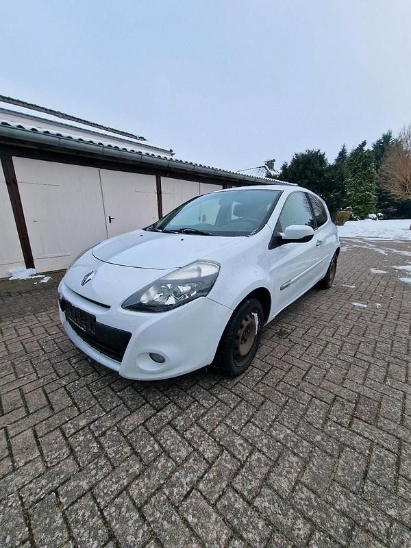 Weiß Gebraucht 2010 Renault Clio III Kleinwagen | 2.750 € (Etwas zu teuer) - Bild 1/4