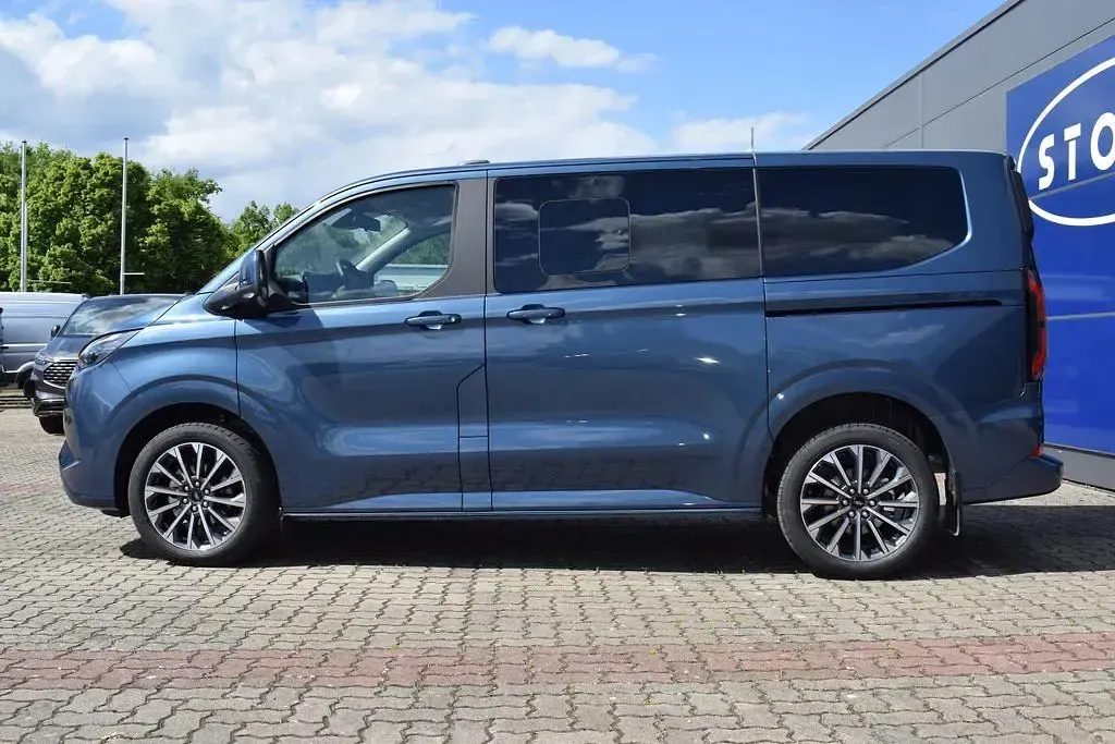 Neu Ford Tourneo Titanium X 232 PS (170 kW) 2026 Digital aqua blue Van / Kleinbus