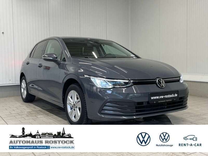 Delfingrau metallic (metallic) Gebraucht 2021 VW Golf VIII Life Limousine | 18.800 € (Fairer Preis) - Bild 1/4