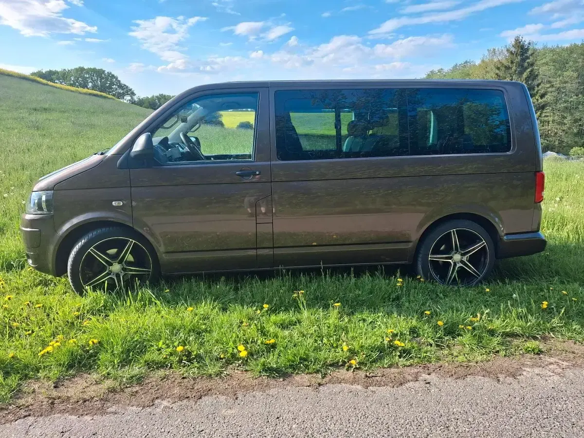 Gebraucht VW Multivan 140 PS (102 kW) 2012 Braun Van / Kleinbus