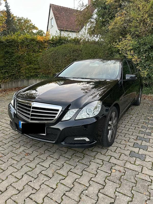 Schwarz Gebraucht 2010 Mercedes E220 Avantgarde Limousine | 6.900 € (Superpreis) - Bild 1/4