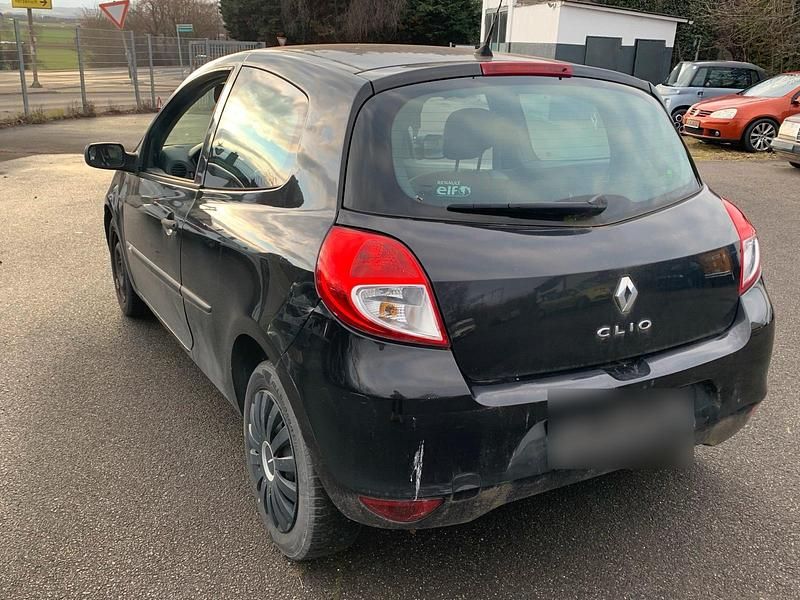Gebraucht Renault Clio II 68 PS (50 kW) 2010 Schwarz Kleinwagen