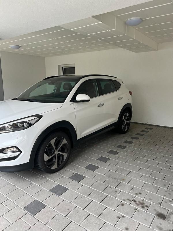 Weiß Gebraucht 2015 Hyundai Tucson Premium SUV | 16.500 € (Etwas zu teuer) - Bild 1/4