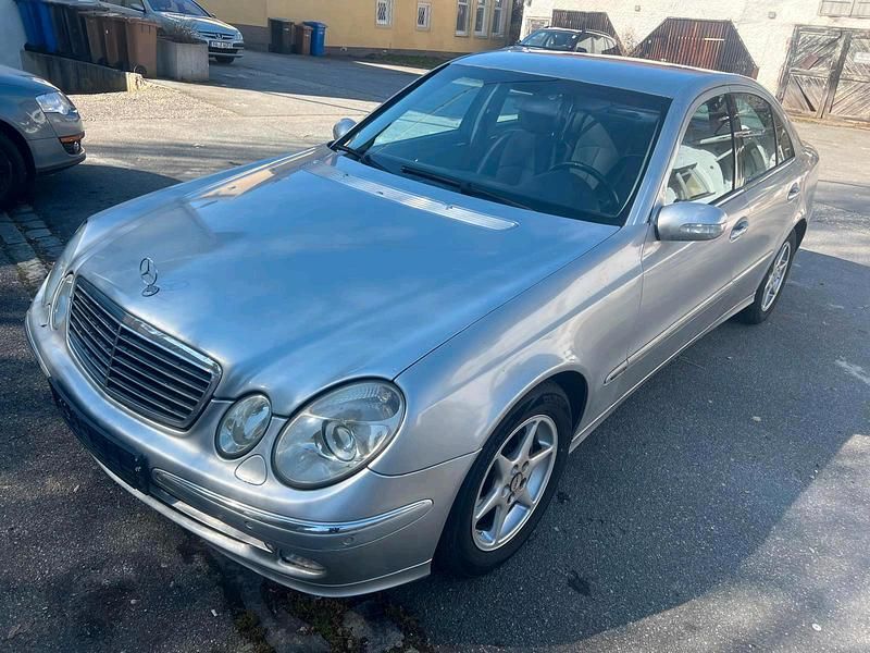 Gebraucht Mercedes E220 Avantgarde 150 PS (110 kW) 2005 Silber Limousine