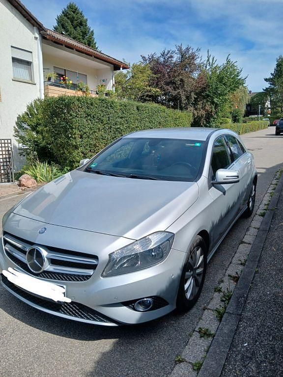 Silber Gebraucht 2013 Mercedes A200 Limousine | 11.000 € (Guter Preis) - Bild 1/4
