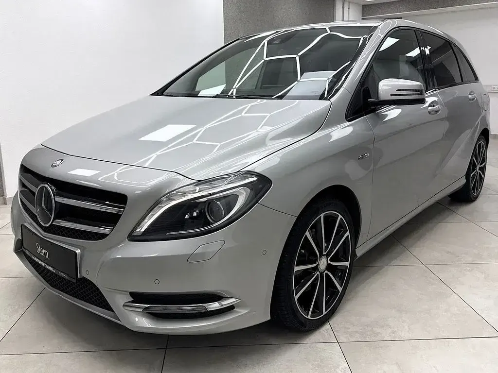 Gebraucht Mercedes B200 Sport 156 PS (114 kW) 2012 Silber (metallic) Kleinwagen