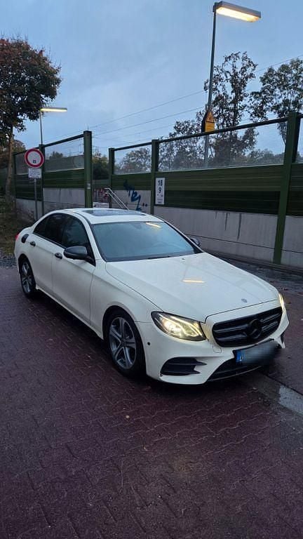 Schwarz Gebraucht 2020 Mercedes E220 Limousine | 22.999 € (Superpreis) - Bild 1/4