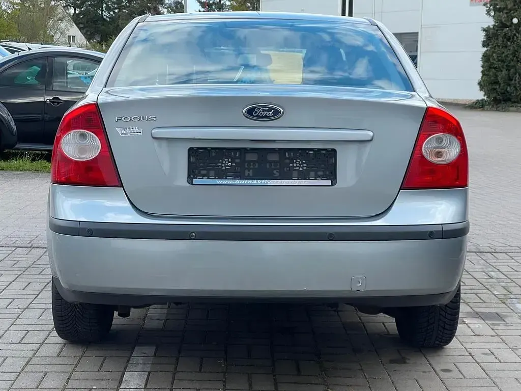 Używany Ford Focus Ghia 101 KM (74 kW) 2005 Srebrny Sedan/Limuzyna