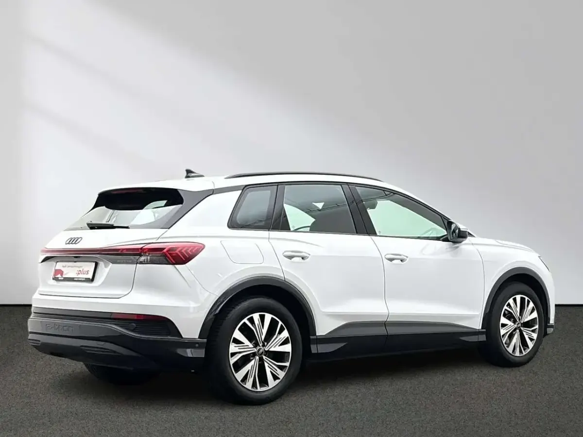 Gebraucht Audi Q4 e-tron Comfort 125 kW (170 PS) 2023 Gletscherweiß metallic SUV