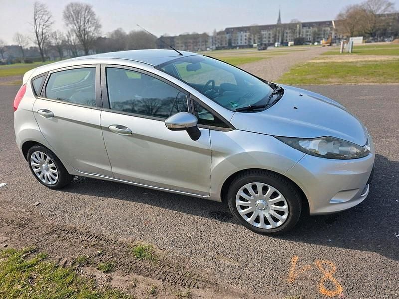 Gebraucht Ford Fiesta 95 PS (69 kW) 2010 Silber Kleinwagen