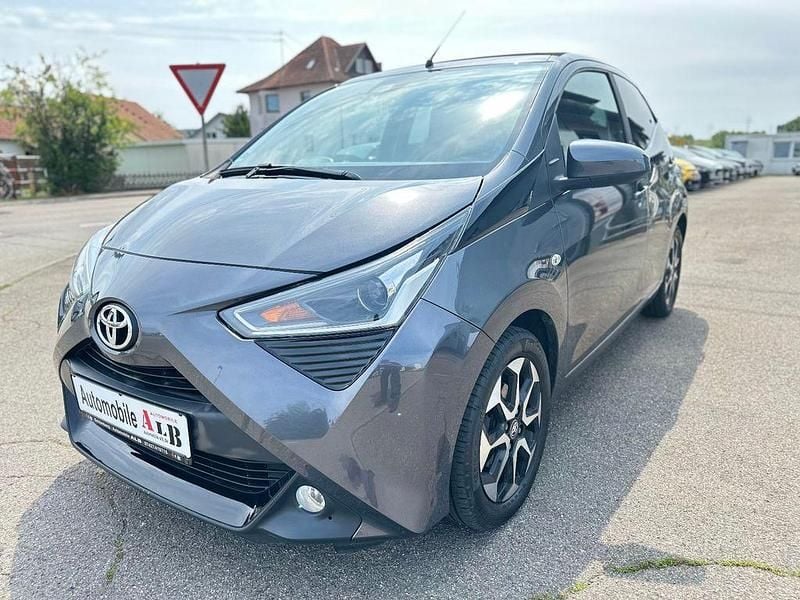 Grau Gebraucht 2021 Toyota Aygo X-play Kleinwagen | 13.950 € (Fairer Preis) - Bild 1/4