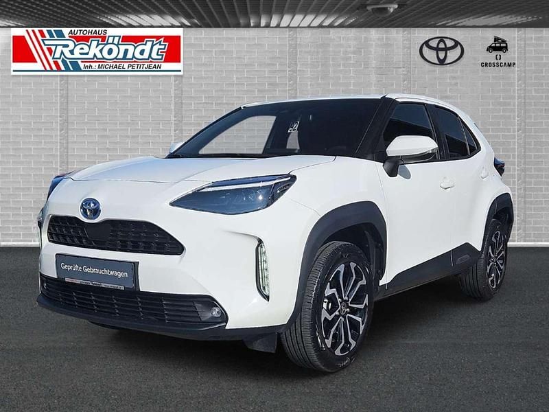 Super white 2 Gebraucht 2022 Toyota Yaris Hybrid Team SUV | 24.990 € (Fairer Preis) - Bild 1/4