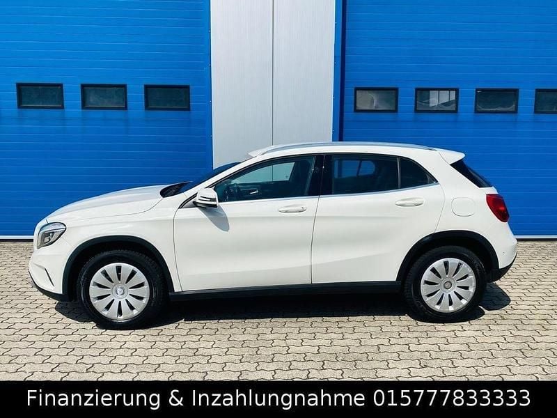 Weiß Gebraucht 2016 Mercedes GLA180 SUV | 15.900 € (Superpreis) - Bild 1/4