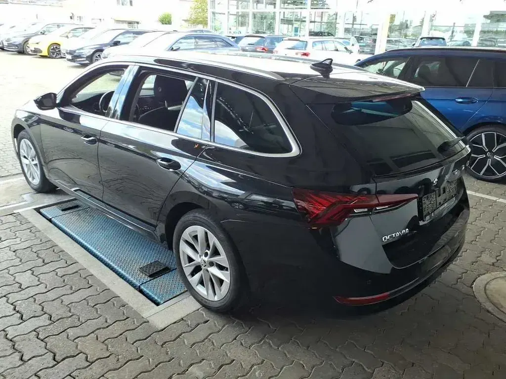 Gebraucht Skoda Octavia Style 150 PS (110 kW) 2023 Blackmagic perleffekt Kombi