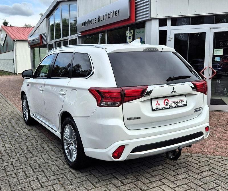 Gebraucht Mitsubishi Outlander P-HEV Plus 121 PS (88 kW) 2017 Weiß SUV