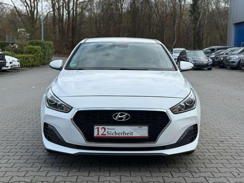Gebraucht Hyundai i30 Select 99 PS (72 kW) 2019 Weiß Kombi