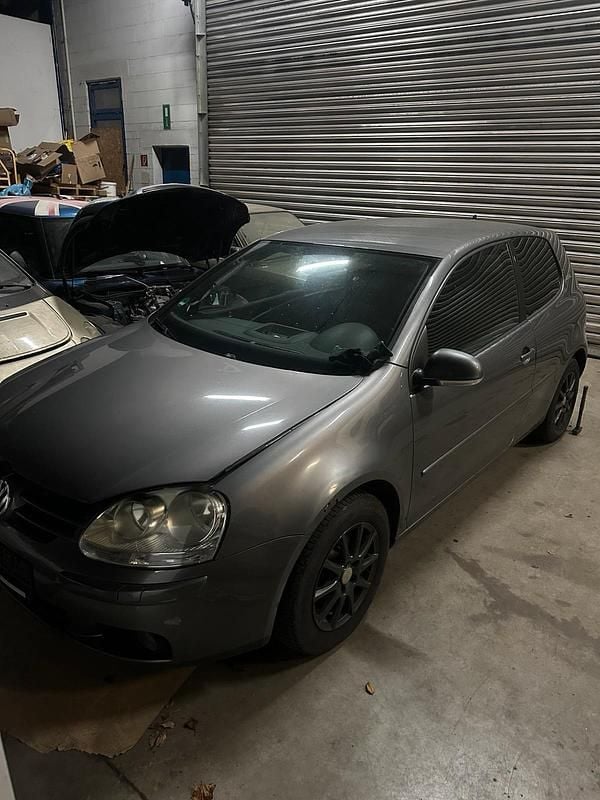 Grau Gebraucht 2006 VW Golf V Kleinwagen | 1.550 € (Guter Preis) - Bild 1/2