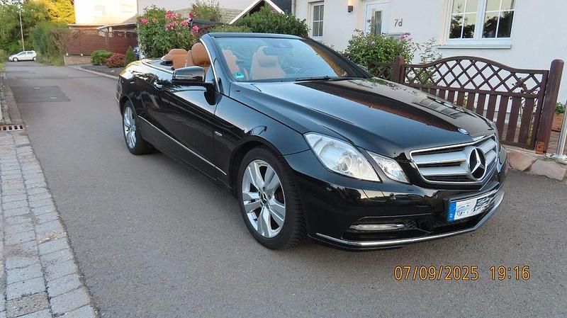 Schwarz Gebraucht 2011 Mercedes E200 Avantgarde Cabrio | 12.300 € - Bild 1/4