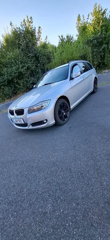 Silber Gebraucht 2011 BMW 320 Kombi | 6.800 € (Fairer Preis) - Bild 1/4