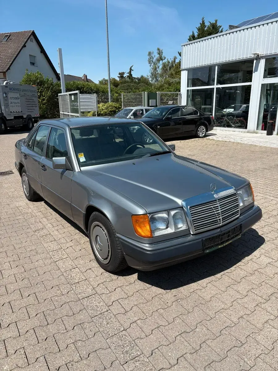 Gebraucht Mercedes E200 118 PS (86 kW) 1992 Grau Limousine