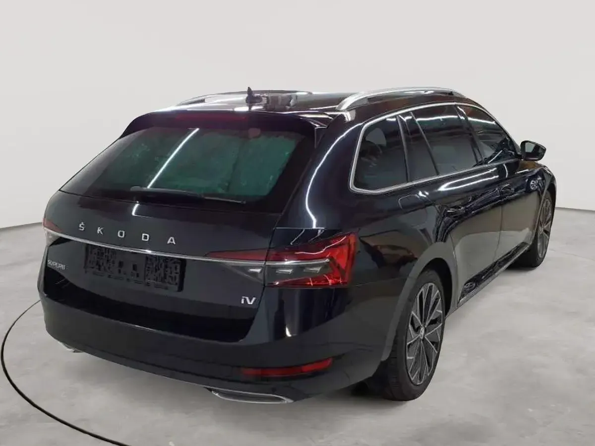 Gebraucht Skoda Superb LAURIN & KLEMENT 156 PS (114 kW) 2021 Schwarz Kombi