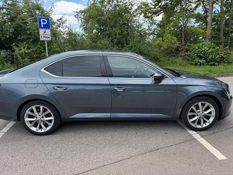Gebraucht Skoda Superb Ambition 150 PS (110 kW) 2019 Grün Limousine