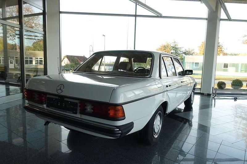 Gebraucht Mercedes 200 105 PS (77 kW) 1985 Weiß Limousine