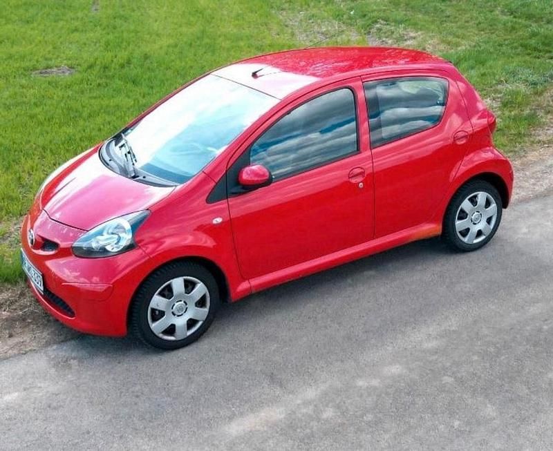 Rot Gebraucht 2008 Toyota Aygo Kleinwagen | 2.400 € (Fairer Preis) - Bild 1/4