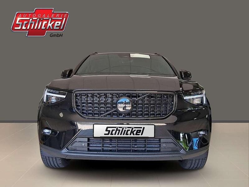 Neu Volvo XC40 Plus 163 PS (119 kW) 2025 Onyx black / metallic SUV