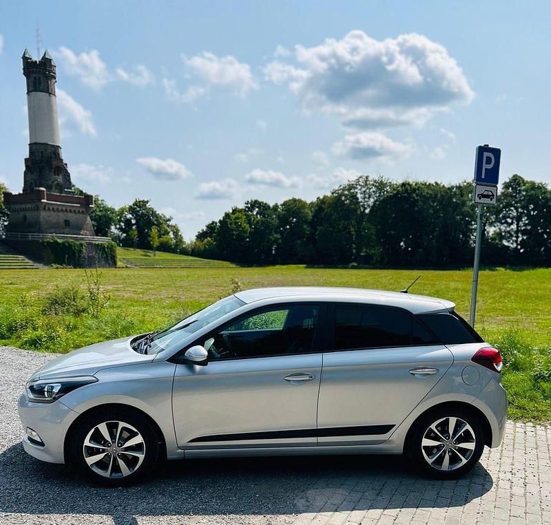 Silber Gebraucht 2017 Hyundai i20 Active Kleinwagen | 9.250 € (Guter Preis) - Bild 1/4