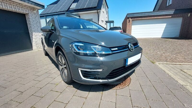 Grau Gebraucht 2021 VW e-Golf Kleinwagen | 16.950 € (Fairer Preis) - Bild 1/4