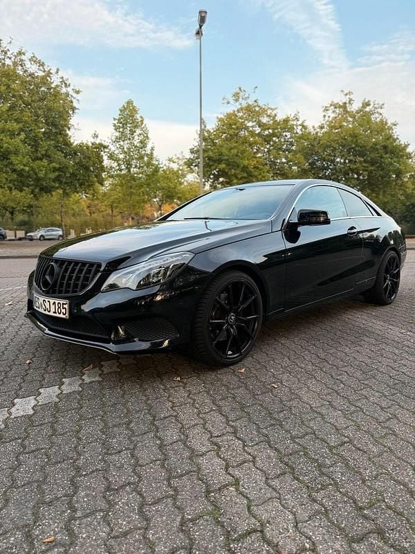 Schwarz Gebraucht 2014 Mercedes E200 AMG line Coupé | 16.000 € (Fairer Preis) - Bild 1/4